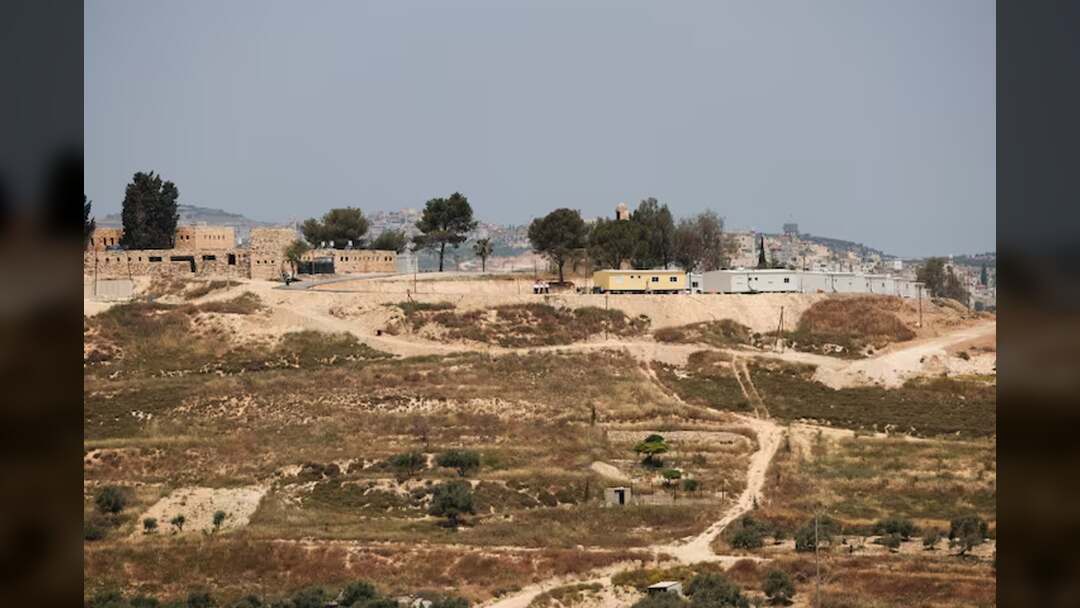 مستوطنون يجبرون فلسطينيين على إعادة دفن جثمان والدهم في الضفة الغربية