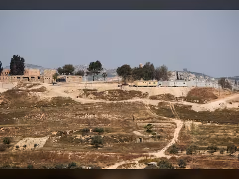 مستوطنون يجبرون فلسطينيين على إعادة دفن جثمان والدهم في الضفة الغربية