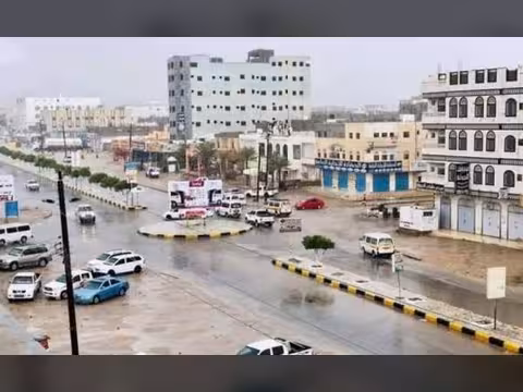 شرطة المهرة تضبط مهاجرين غير شرعيين بحوزتهم أكثر من 1050 حبة مخدرة