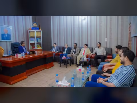 محافظ شبوة بن الوزير يلتقي اللجنة الوزارية الخاصة بالميازين ويؤكد دعم جهود حماية الطرق وتنظيم النقل الثقيل