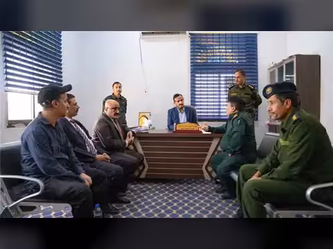 محافظ شبوة يتفقد إدارة شرطة عتق ويؤكد دعم الأجهزة الأمنية
