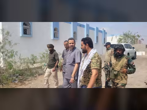محافظ لحج يتفقد فرع الهجرة والجوازات الجديد بجلاجل ويؤكد قرب افتتاحه