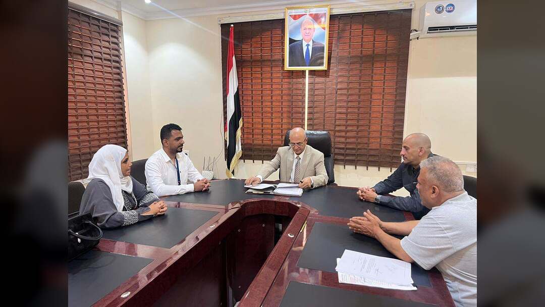 وزير المياه والبيئة يوقع مع منظمة سماريتان بيرس اتفاقيتين لتنفيذ 8 مشاريع مياه وإصحاح بيئي في عدن وتعز