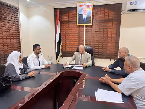 وزير المياه والبيئة يوقع مع منظمة سماريتان بيرس اتفاقيتين لتنفيذ 8 مشاريع مياه وإصحاح بيئي في عدن وتعز