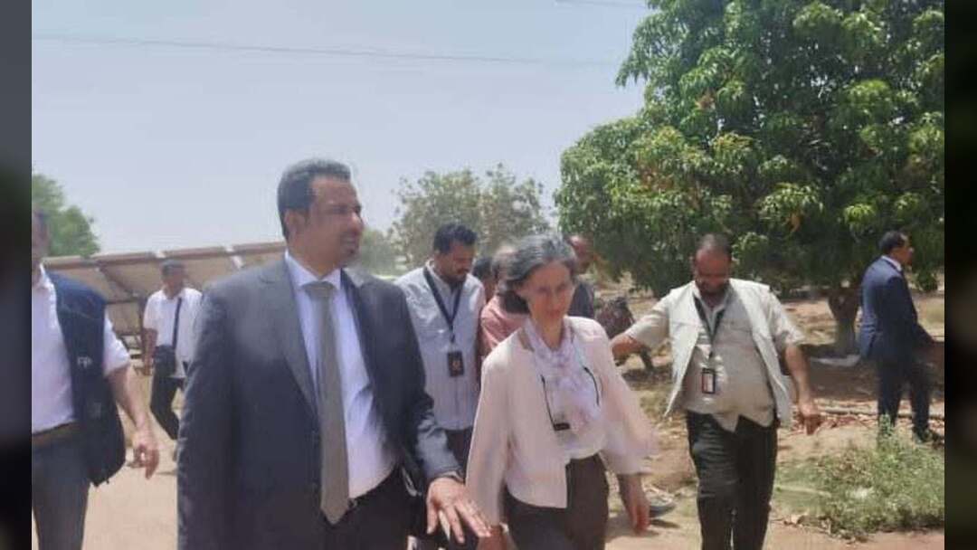 محافظ لحج والسفيرة الفرنسية يتفقدان مزارع الحسيني ويبحثان تعزيز دعم القطاع الزراعي