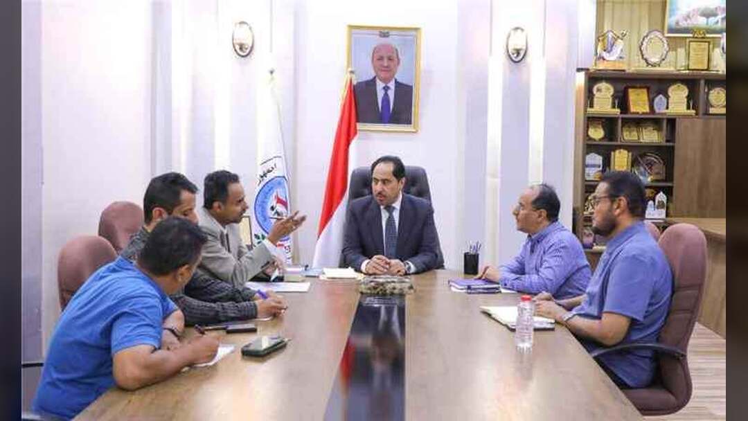 الوزير نائف البكري يبحث أوضاع الأندية والبنية التحتية في تعز