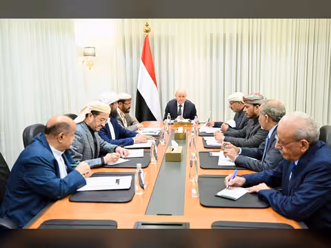 مجلس القيادة يشيد بقرارات الحكومة ويعتبرها بداية حقيقية لبناء مؤسسات دولة قادرة على الوفاء بالتزاماتها الحتمية تجاه المواطنين