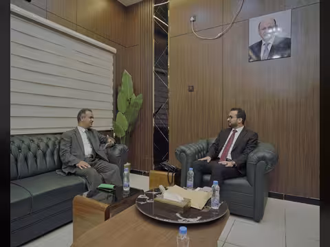 وزير الخدمة المدنية يبحث مع السفير الليبي سبل تعزيز التعاون المشترك