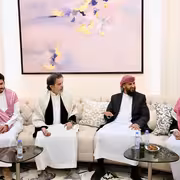المحرّمي يقدّم واجب العزاء لأسرة الرئيس السابق عبدربه منصور هادي