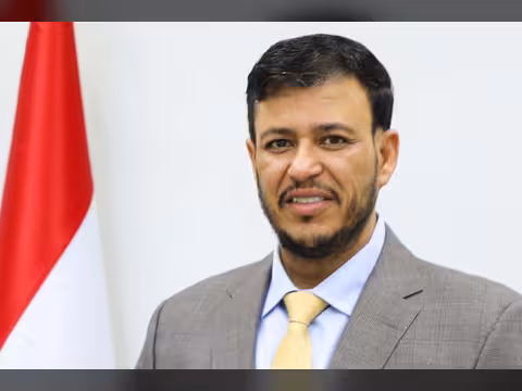 الدكتور عبدالله العليمي يعزي السفير رياض العكبري بوفاة شقيقه