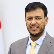 الدكتور عبدالله العليمي يعزي السفير رياض العكبري بوفاة شقيقه