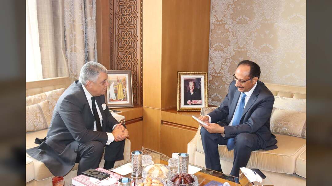 السفير الأصبحي يبحث مع رئيس المحكمة الدستورية المغربية التعاون في مجال القضاء