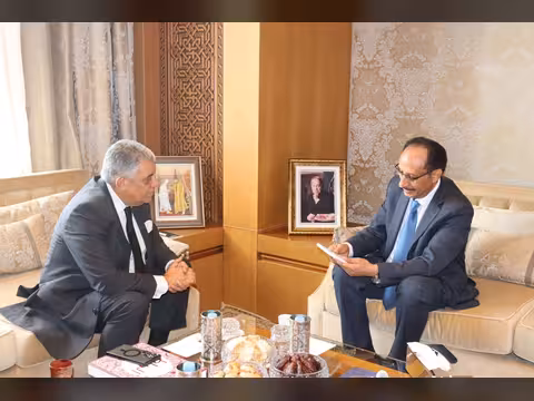 السفير الأصبحي يبحث مع رئيس المحكمة الدستورية المغربية التعاون في مجال القضاء