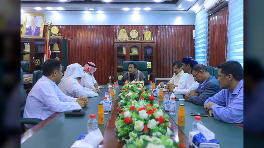 محافظ المهرة يبحث مع البرنامج السعودي ترتيبات تشغيل مدينة الملك سلمان الطبية والمشاريع التنموية بالمحافظة