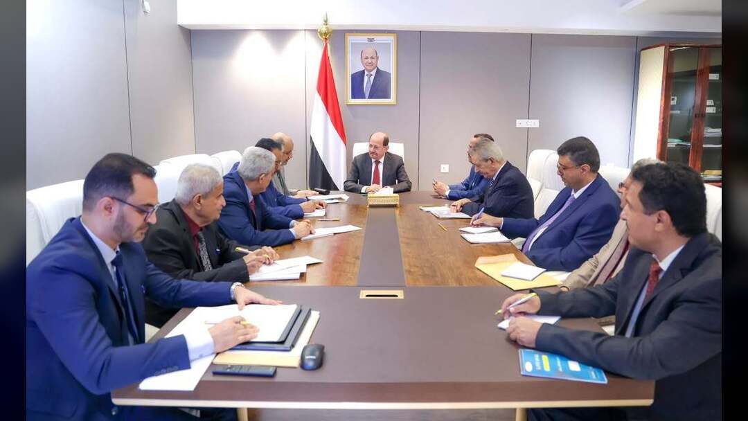رئيس الوزراء يعقد اجتماعاً بقيادة وزارة المالية والمصالح الإيرادية التابعة لها