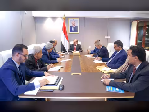 رئيس الوزراء يعقد اجتماعاً بقيادة وزارة المالية والمصالح الإيرادية التابعة لها