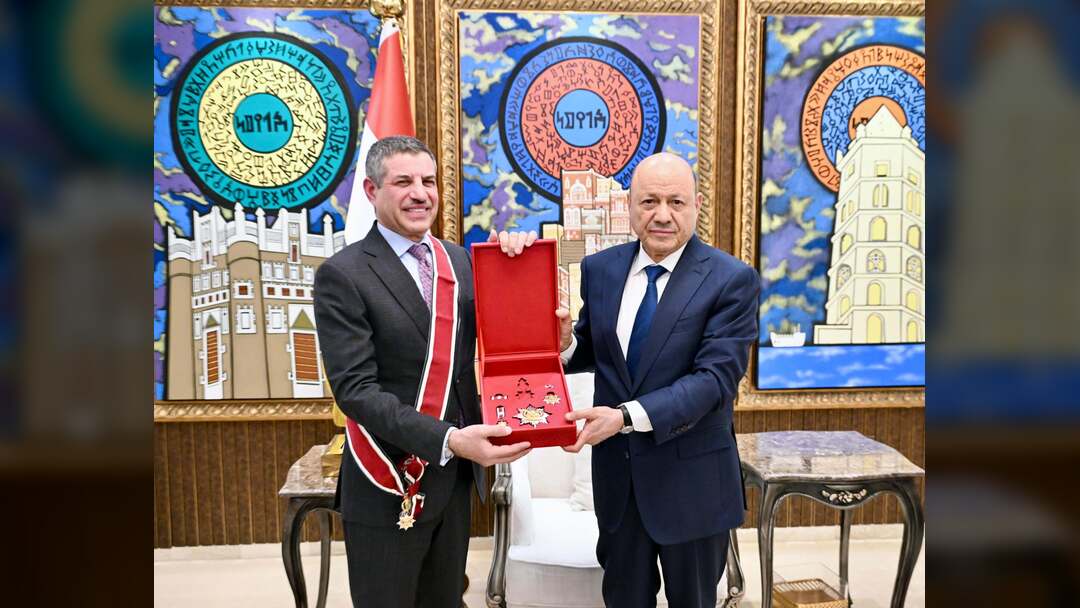 الرئيس العليمي يمنح سفير الولايات المتحدة وسام الوحدة من الدرجة الثانية