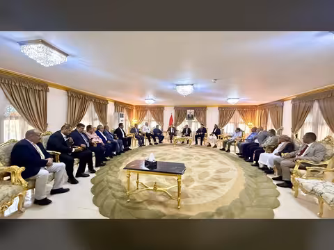 برئاسة بن دغر.. هيئة رئاسة مجلس الشورى تؤكد دعمها للقيادة السياسية وتوحيد الصف الوطني