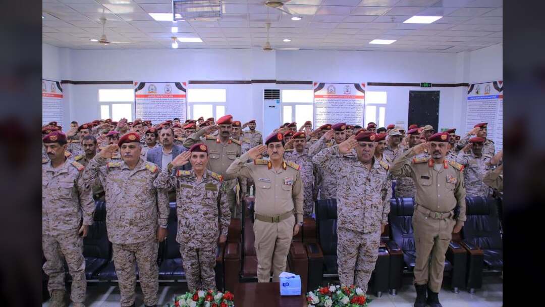 وزير الدفاع يجتمع بقيادة هيئة الإسناد اللوجستي ويؤكد دعم الوزارة لتطوير منظومة الإسناد العسكري