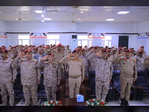 وزير الدفاع يجتمع بقيادة هيئة الإسناد اللوجستي ويؤكد دعم الوزارة لتطوير منظومة الإسناد العسكري