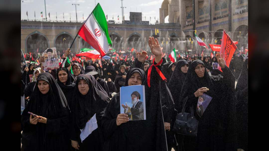 الإيرانيون يتوافدون على طهران لحضور مراسم جنازة خامنئي