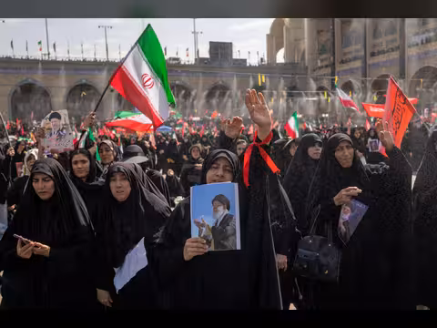 الإيرانيون يتوافدون على طهران لحضور مراسم جنازة خامنئي