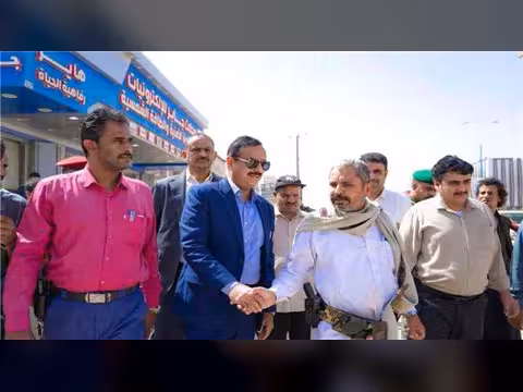 حافظ شبوة يدشن مشروع توسعة شارع الأربعين بمدينة عتق بتمويل محلي
