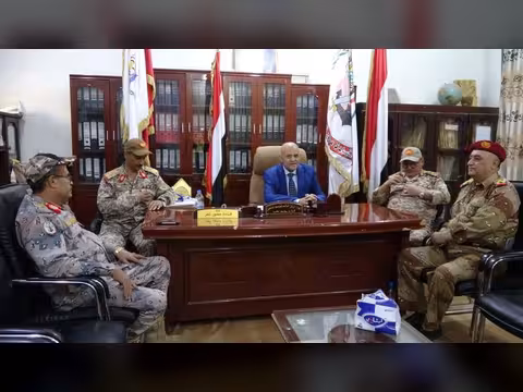 محافظ تعز يطلع على الأوضاع الميدانية والعسكرية