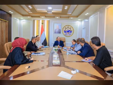 لجنة برئاسة وزير النقل تناقش استكمال الاجراءات الرسمية لاعتماد مشروع ميناء قنا بشبوة