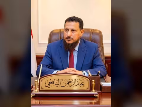 وزير الدولة محافظ العاصمة عدن يصدر عددًا من قرارات التكليف لمديري عدد من المديريات والمكاتب التنفيذية
