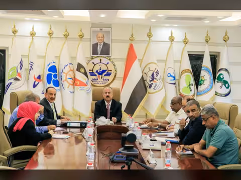 وزارة النقل والسلطة المحلية بشبوة تناقشان استكمال إجراءات اعتماد مشروع ميناء قنا