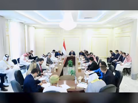 رئيس مجلس القيادة: رحلة طائرة الحرس الثوري الى صنعاء خرقا سافرا للسيادة اليمنية وتحديا مباشرا لهيبة النظام الدولي