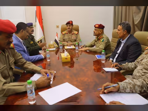 وزير الدفاع يترأس اجتماعا للجنة الأمنية العليا في عدن