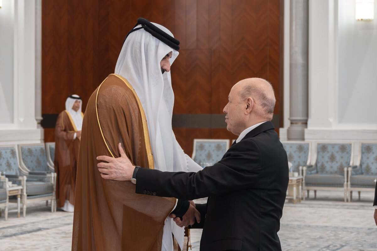 الرئيس يقدم واجب العزاء لأمير دولة قطر بوفاة الأمير الوالد الشيخ حمد بن خليفة آل ثاني