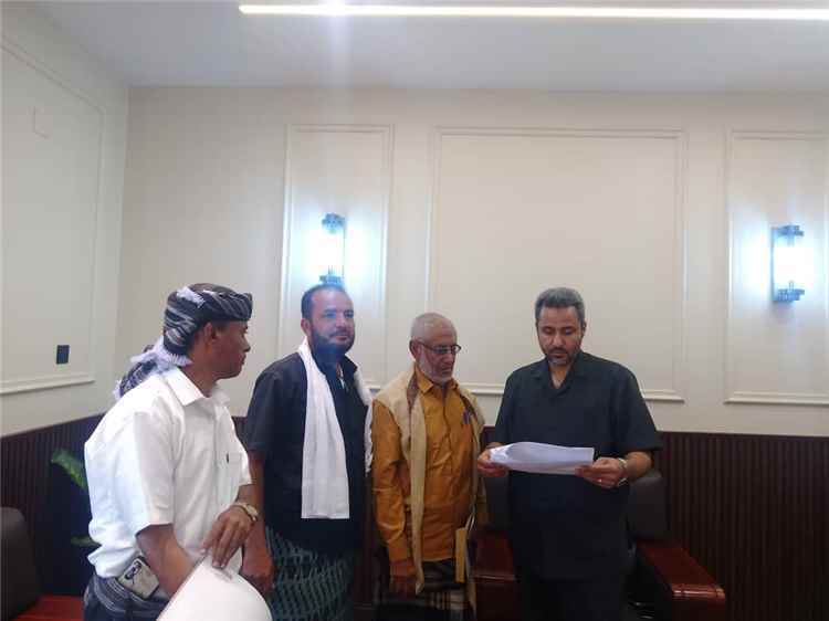 محافظ لحج يناقش مع مدير الملاح الأوضاع التنموية والخدمية ويعد بدعم مشاريعها الملحة