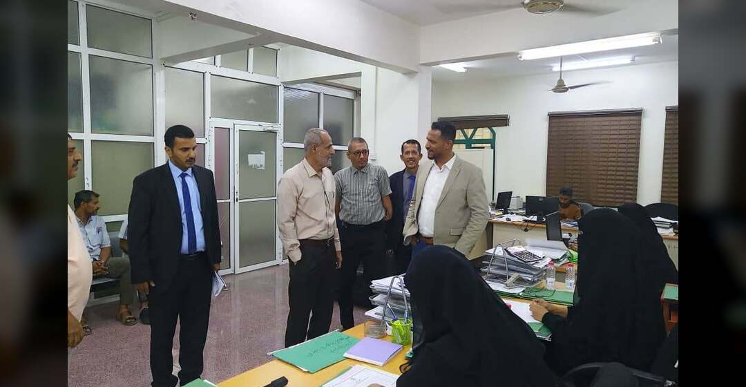 رئيس المؤسسة العامة للتأمينات يتفقد سير العمل في فرع عدن