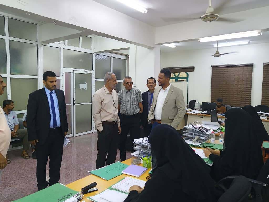 رئيس المؤسسة العامة للتأمينات يتفقد سير العمل في فرع عدن