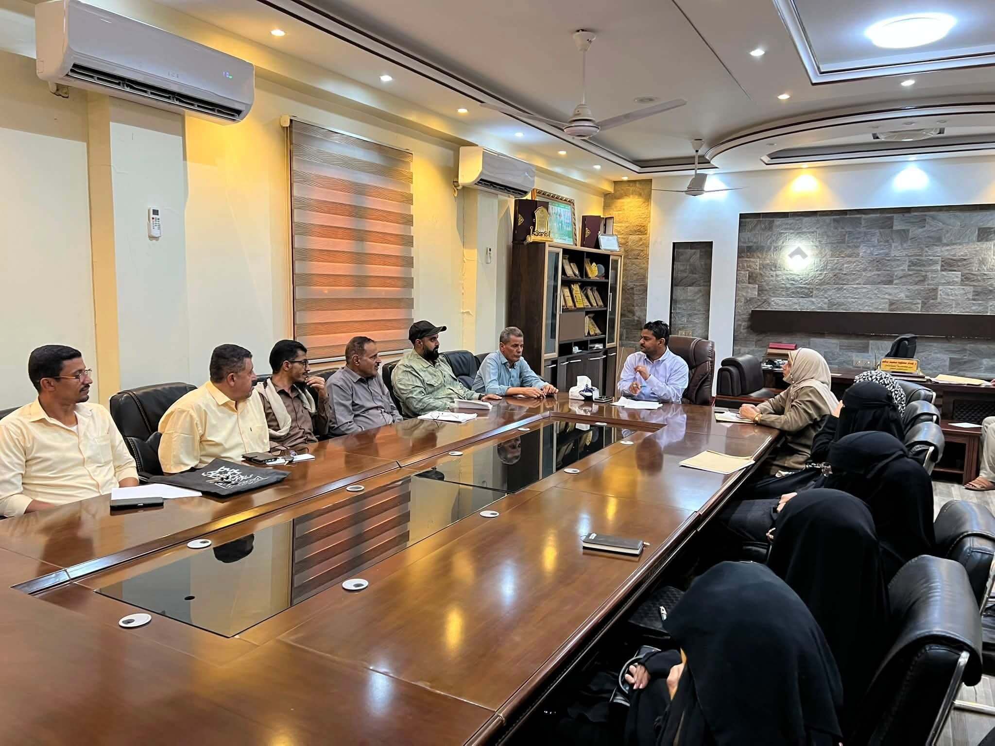 مدير عام الشيخ عثمان يوجه المدارس الخاصة بالالتزام بالرسوم الدراسية المعتمدة