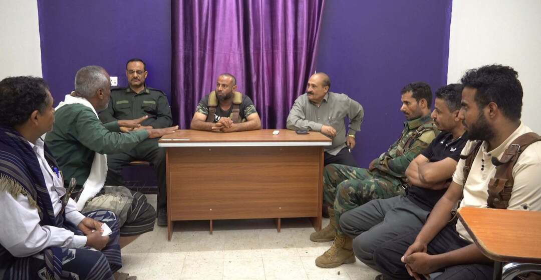 محافظ الضالع يترأس اجتماعاً أمنياً طارئاً ويُعلن حالة الطوارئ في المدينة على خلفية الجريمة بحق ابناء الازارق