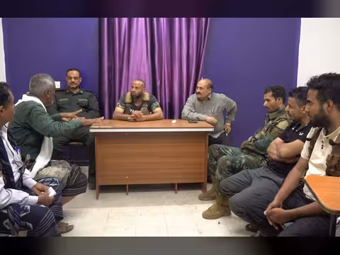محافظ الضالع يترأس اجتماعاً أمنياً طارئاً ويُعلن حالة الطوارئ في المدينة على خلفية الجريمة بحق ابناء الازارق  