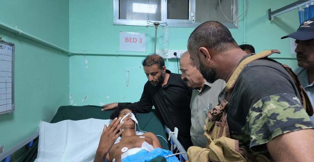 محافظ الضالع يزور الجريح الناجي من جريمة التقطع وسط احتقان شعبي ومطالبات برفع التهميش عن الأزارق