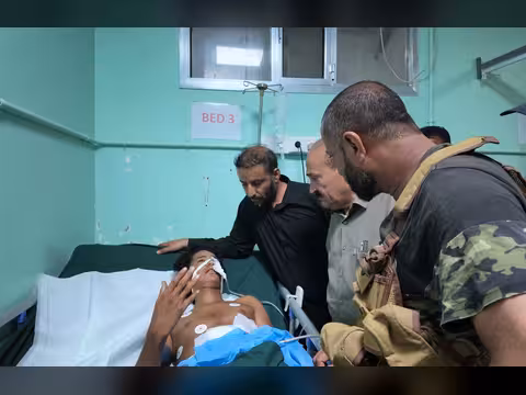 محافظ الضالع يزور الجريح الناجي من جريمة التقطع وسط احتقان شعبي ومطالبات برفع التهميش عن الأزارق