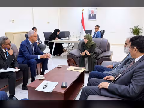 بن دغر يبحث مع السفيرة الفرنسية مستجدات الأوضاع وتهديدات الحوثيين على الملاحة الدولية