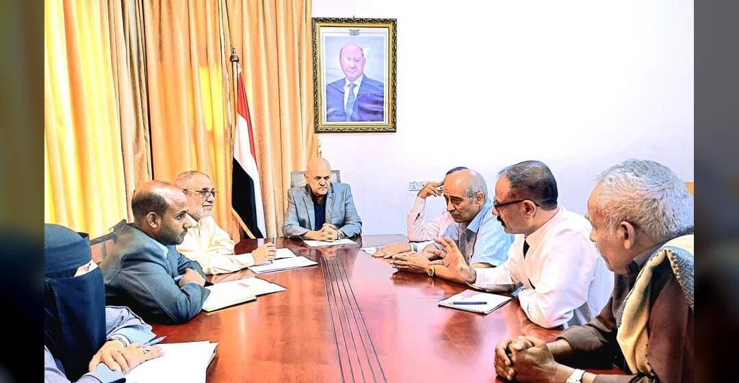 محافظ تعز يوجه بتشكيل لجنة ميدانية لتقييم احتياجات النازحين