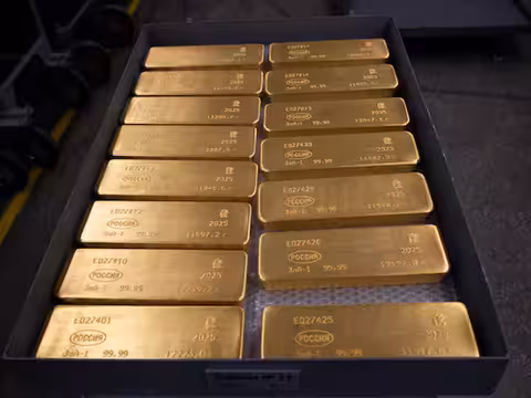 الذهب يتراجع مع ترقب المستثمرين إشارات من المركزي الأمريكي بشأن الفائدة