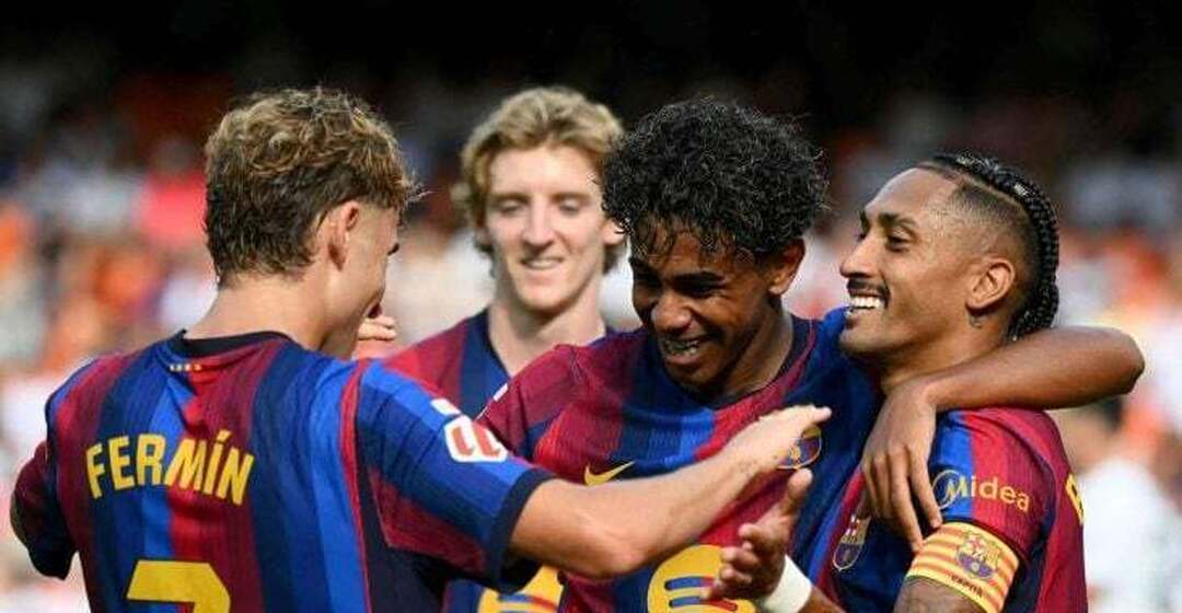 برشلونة يكتسح إشبيلية بثلاثية في الدوري الإسباني