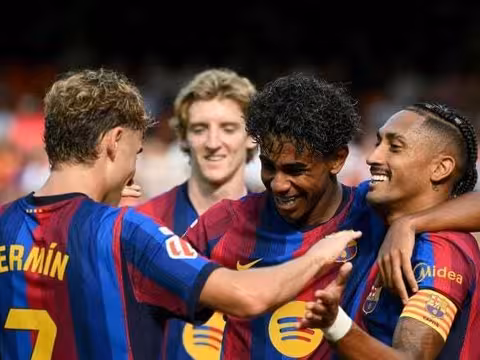 برشلونة يكتسح إشبيلية بثلاثية في الدوري الإسباني