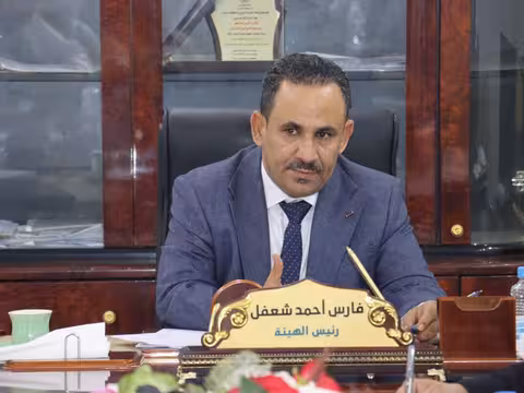 بتوجيهات وزير النقل.. رئيس هيئة النقل البري يوجه بتسيير 5 حافلات مجانية لنقل طلاب الجامعات في عدن لمدة شهر