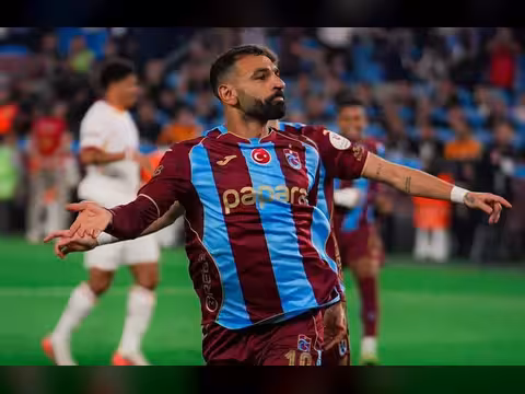 الأتراك يتغنون بمحمد صلاح ويصفونه ويشبهونه بميسي