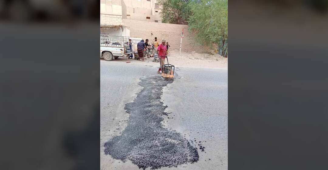 مكتب الأشغال العامة والطرق بمديرية القطن ينفذ أعمال إصلاحات في عدد من الطرق والشوارع العامة